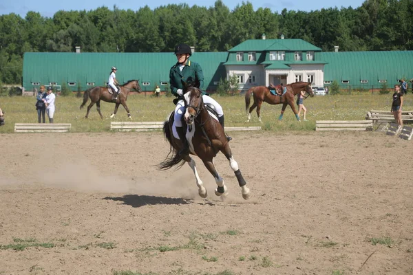 Yoshkar-Ola, RUSSIA, 29 de julho de 2018: Corrida de cavalos e salto — Fotografia de Stock