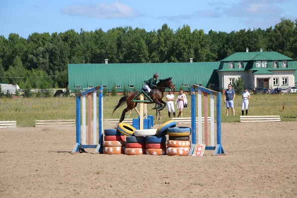 Yoshkar-Ola, RUSSIA, July 29, 2018: Horse racing and jumping on — Stock Photo, Image