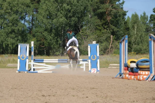 Yoshkar-Ola, Ryssland, 29 juli 2018: Hästkapplöpning och hoppa på — Stockfoto