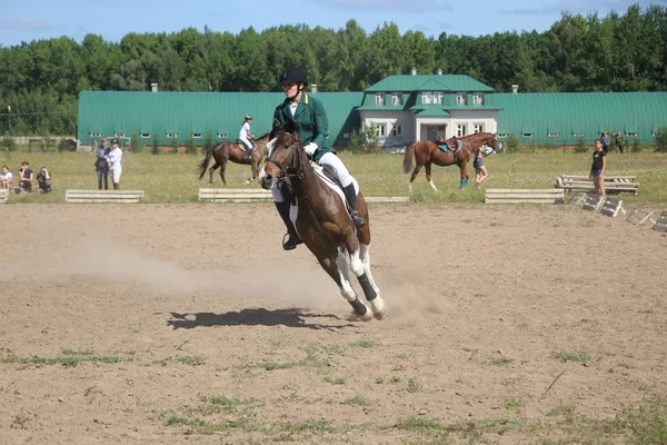 Yoshkar-Ola, RUSSIA, 29 de julho de 2018: Corrida de cavalos e salto — Fotografia de Stock