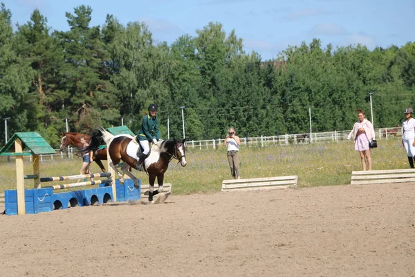 ヨシュカル ・ オラ ロシア、2018 年 7 月 29 日: 競馬とにジャンプ — ストック写真