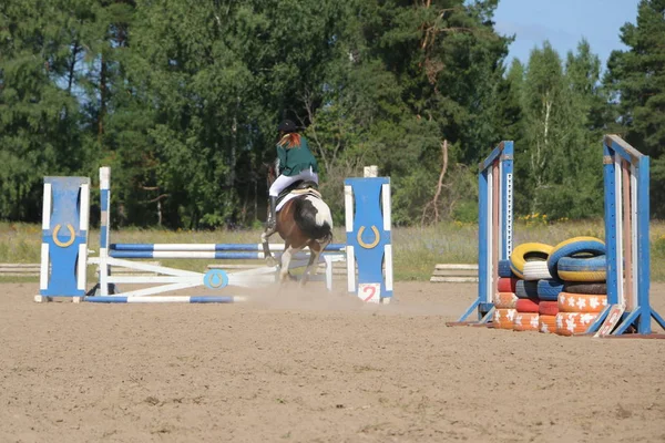 Yoshkar-Ola, Rusland, juli 29, 2018: Paardenrennen en springen op — Stockfoto