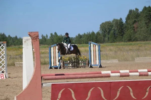 Yoshkar-Ola, RUSIA, 29 de julio de 2018: Carreras de caballos y saltos — Foto de Stock