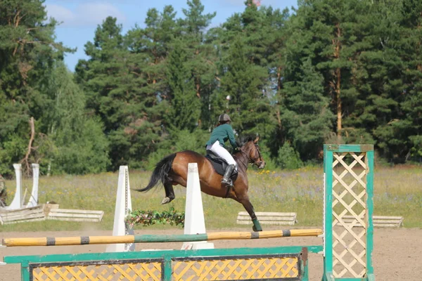 Yoshkar-Ola, RUSIA, 29 de julio de 2018: Carreras de caballos y saltos — Foto de Stock