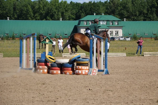 Yoshkar-Ola, RUSIA, 29 de julio de 2018: Carreras de caballos y saltos — Foto de Stock