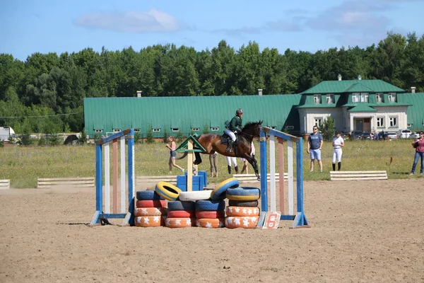 Yoshkar-Ola, RUSSIA, 29 de julho de 2018: Corrida de cavalos e salto — Fotografia de Stock