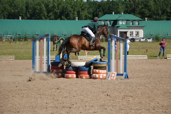 ヨシュカル ・ オラ ロシア、2018 年 7 月 29 日: 競馬とにジャンプ — ストック写真