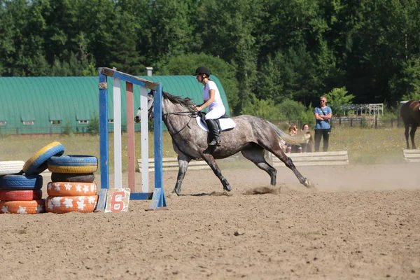 Yoshkar-Ola, RUSSIA, 29 luglio 2018: Corse di cavalli e salti — Foto Stock