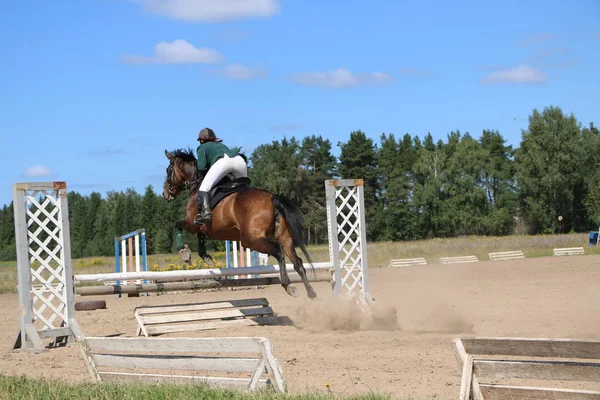 ヨシュカル ・ オラ ロシア、2018 年 7 月 29 日: 競馬とにジャンプ — ストック写真