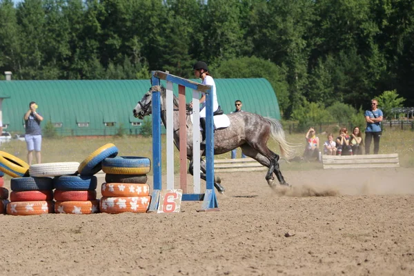ヨシュカル ・ オラ ロシア、2018 年 7 月 29 日: 競馬とにジャンプ — ストック写真