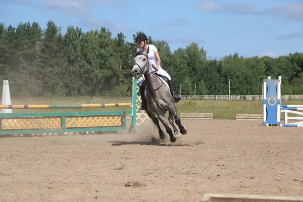 Yoshkar-Ola, RUSIA, 29 de julio de 2018: Carreras de caballos y saltos — Foto de Stock