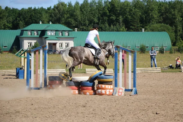 Yoshkar-Ola, RUSSIA, 29 de julho de 2018: Corrida de cavalos e salto — Fotografia de Stock