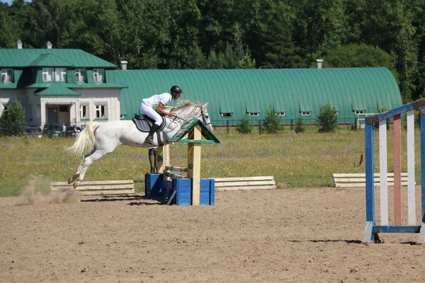 Yoshkar-Ola, RUSSIA, July 29, 2018: Horse racing and jumping on — Stock Photo, Image