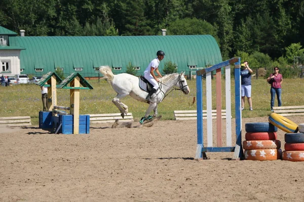 Yoshkar-Ola, RUSSIA, 29 de julho de 2018: Corrida de cavalos e salto — Fotografia de Stock