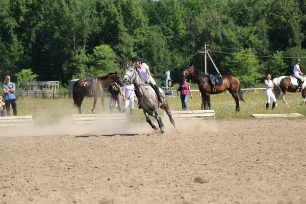 ヨシュカル ・ オラ ロシア、2018 年 7 月 29 日: 競馬とにジャンプ — ストック写真