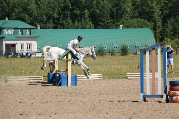 Yoshkar-Ola, RUSSIA, 29 de julho de 2018: Corrida de cavalos e salto — Fotografia de Stock