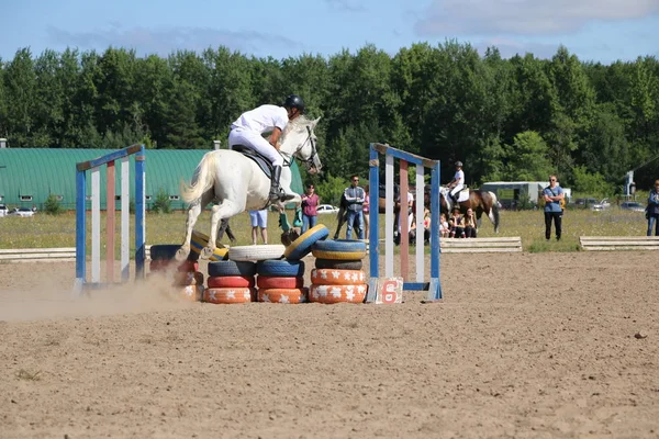 Yoshkar-Ola, RUSSIA, 29 de julho de 2018: Corrida de cavalos e salto — Fotografia de Stock