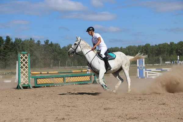 Yoshkar-Ola, RUSSIA, July 29, 2018: Horse racing and jumping on — Stock Photo, Image