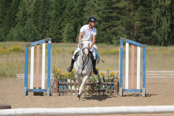 Yoshkar-Ola, RUSSIA, 29 de julho de 2018: Corrida de cavalos e salto — Fotografia de Stock