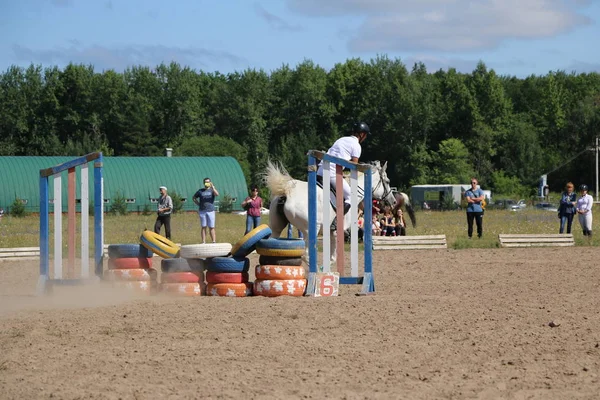 Yoshkar-Ola, RUSSIA, 29 de julho de 2018: Corrida de cavalos e salto — Fotografia de Stock