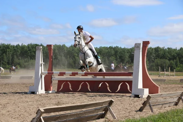 Yoshkar-Ola, RUSIA, 29 de julio de 2018: Carreras de caballos y saltos — Foto de Stock