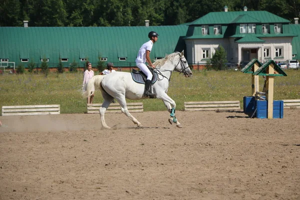 Yoshkar-Ola, RUSSIA, July 29, 2018: Horse racing and jumping on — Stock Photo, Image