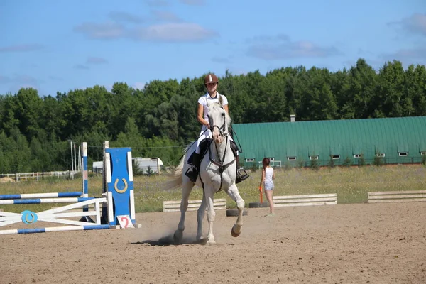 Yoshkar-Ola, RUSSIA, 29 de julho de 2018: Corrida de cavalos e salto — Fotografia de Stock