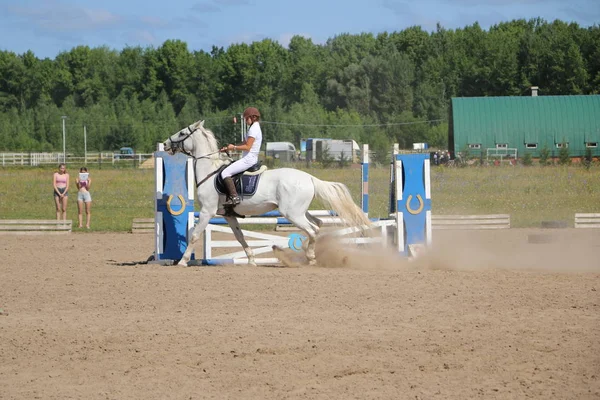 Yoshkar-Ola, RUSSIA, 29 de julho de 2018: Corrida de cavalos e salto — Fotografia de Stock