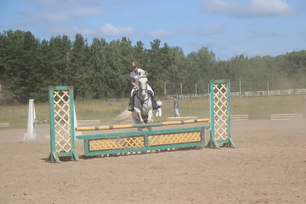 Yoshkar-Ola, RUSSIA, July 29, 2018: Horse racing and jumping on — Stock Photo, Image