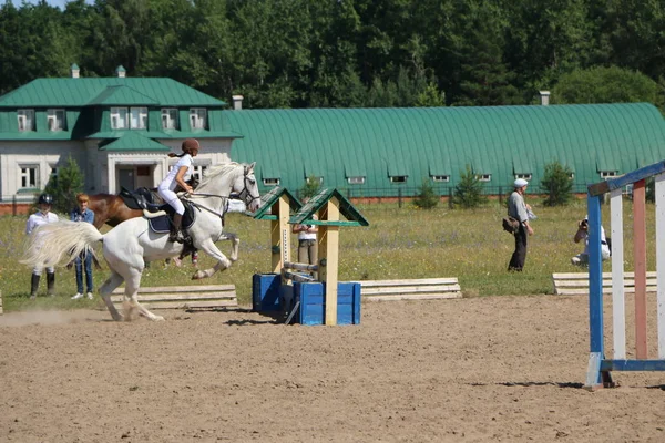 Yoshkar-Ola, RUSSIA, 29 de julho de 2018: Corrida de cavalos e salto — Fotografia de Stock