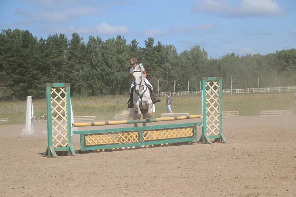 Yoshkar-Ola, RUSIA, 29 de julio de 2018: Carreras de caballos y saltos — Foto de Stock