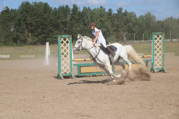 Yoshkar-Ola, RUSSIA, July 29, 2018: Horse racing and jumping on — Stock Photo, Image