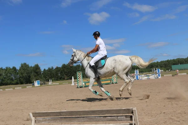 Yoshkar-Ola, RUSSIA, 29 de julho de 2018: Corrida de cavalos e salto — Fotografia de Stock