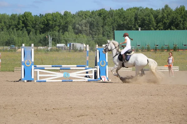 Yoshkar-Ola, RUSSIA, July 29, 2018: Horse racing and jumping on — Stock Photo, Image