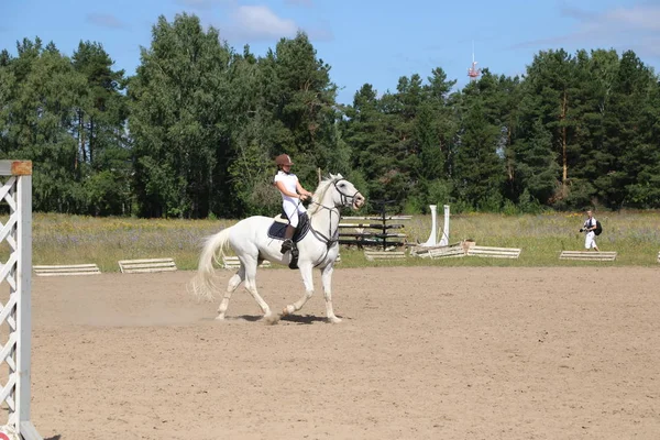 Yoshkar-Ola, Rusland, juli 29, 2018: Paardenrennen en springen op — Stockfoto