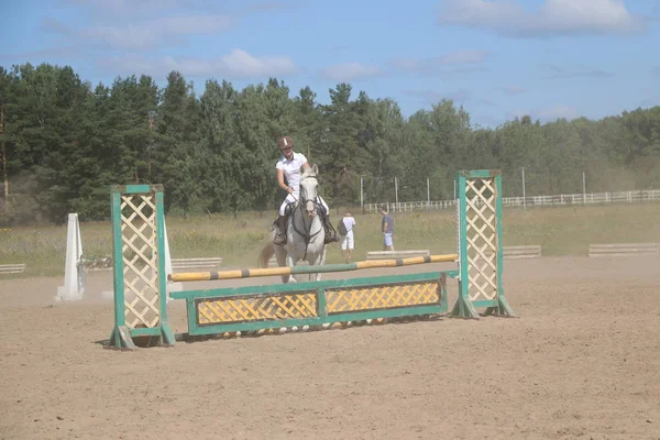 Yoshkar-Ola, RUSSIA, 29 de julho de 2018: Corrida de cavalos e salto — Fotografia de Stock