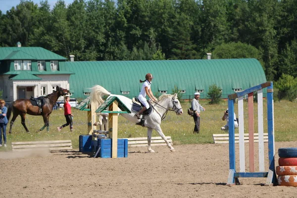 Yoshkar-Ola, RUSSIA, 29 de julho de 2018: Corrida de cavalos e salto — Fotografia de Stock