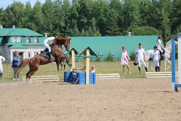 Yoshkar-Ola, RUSSIA, 29 de julho de 2018: Corrida de cavalos e salto — Fotografia de Stock