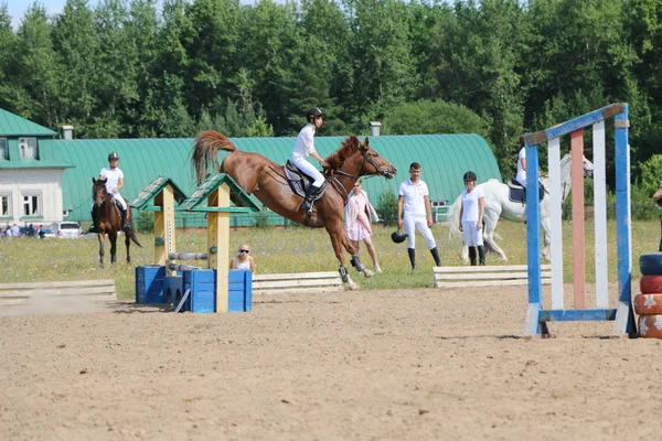 Yoshkar-Ola, RUSSIA, 29 de julho de 2018: Corrida de cavalos e salto — Fotografia de Stock