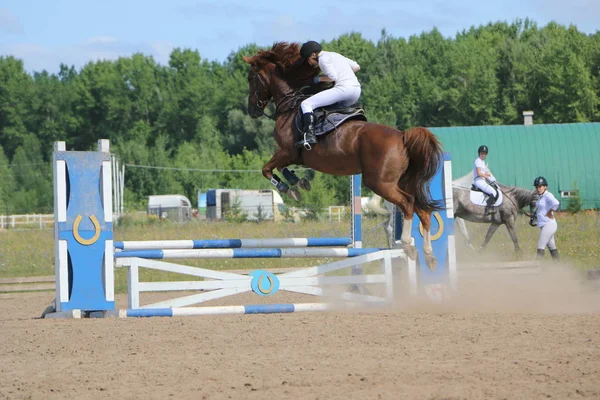 Yoshkar-Ola, Rusland, juli 29, 2018: Paardenrennen en springen op — Stockfoto