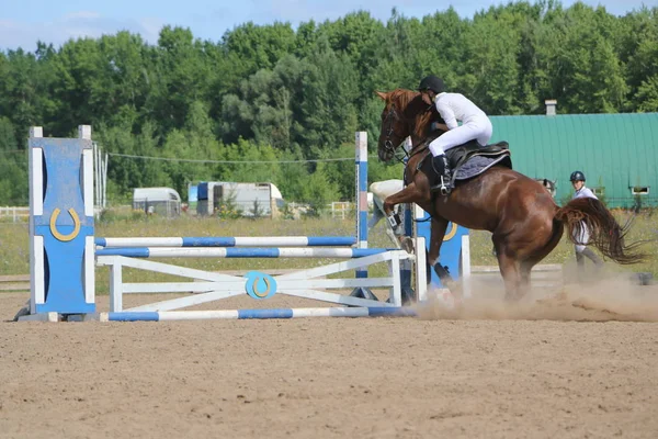 Yoshkar-Ola, RUSSIA, 29 de julho de 2018: Corrida de cavalos e salto — Fotografia de Stock