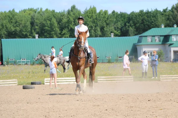 Yoshkar-Ola, RUSSIA, 29 de julho de 2018: Corrida de cavalos e salto — Fotografia de Stock