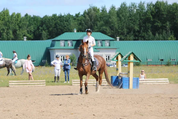 ヨシュカル ・ オラ ロシア、2018 年 7 月 29 日: 競馬とにジャンプ — ストック写真