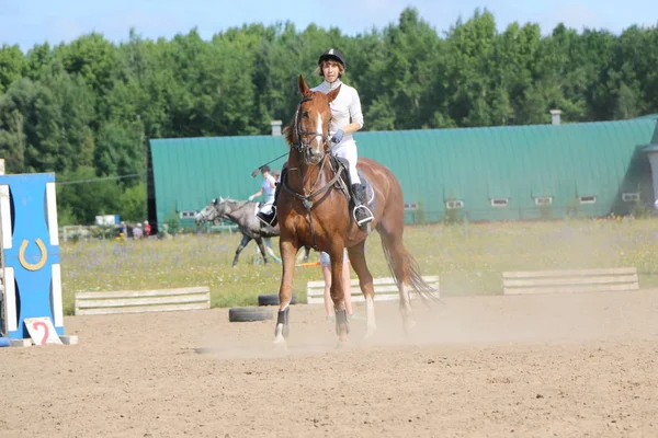 Yoshkar-Ola, RUSSIA, 29 de julho de 2018: Corrida de cavalos e salto — Fotografia de Stock