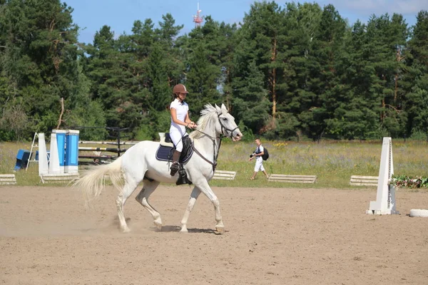 Yoshkar-Ola, RUSIA, 29 de julio de 2018: Carreras de caballos y saltos —  Fotos de Stock