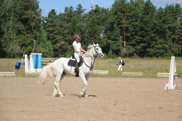 Yoshkar-Ola, RUSSIA, 29 de julho de 2018: Corrida de cavalos e salto — Fotografia de Stock