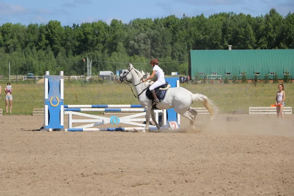 Yoshkar-Ola, RUSSIA, 29 de julho de 2018: Corrida de cavalos e salto — Fotografia de Stock