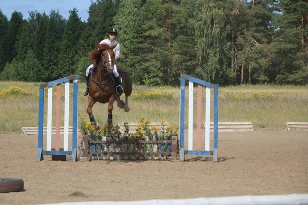 Yoshkar-Ola, Ryssland, 29 juli 2018: Hästkapplöpning och hoppa på — Stockfoto