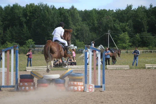 Yoshkar-Ola, RUSSIA, 29 de julho de 2018: Corrida de cavalos e salto — Fotografia de Stock