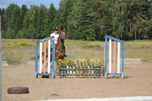 Yoshkar-Ola, RUSSIA, July 29, 2018: Horse racing and jumping on — Stock Photo, Image